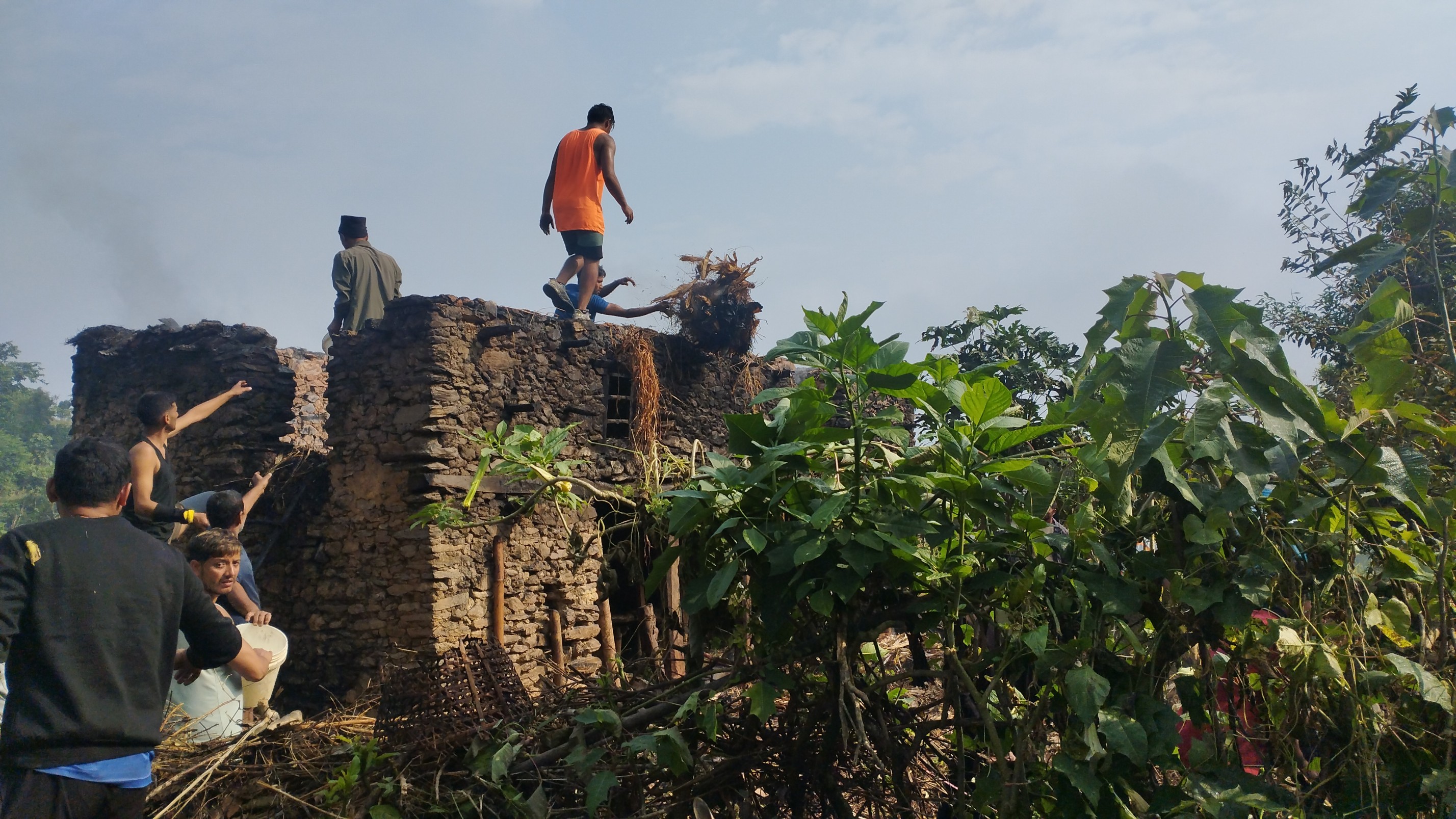 अर्जुनचौपारीमा बिहानै गोठमा आगोलागी