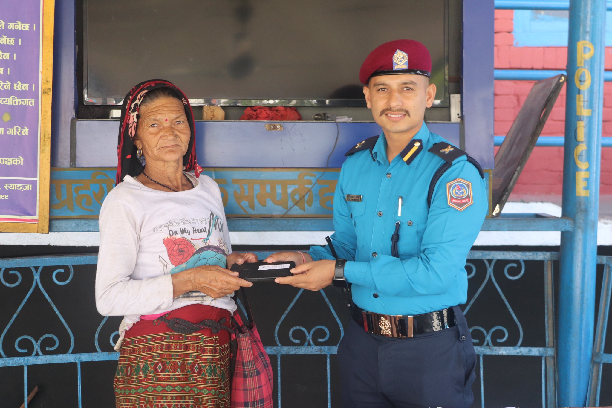 हराएका मोबाइल प्रहरीद्वारा धनीलाई फिर्ता