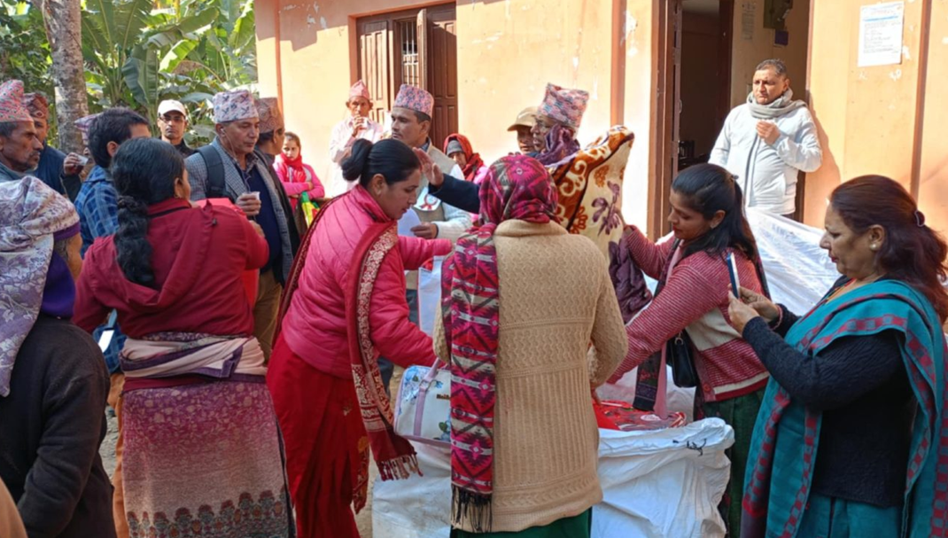 विपन्न परिवारलाई छिमेकी प्रतिष्ठानको न्यानो माया